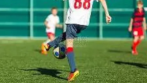 康辉线下重现新闻联播主持词，温馨鼓励青年引好评